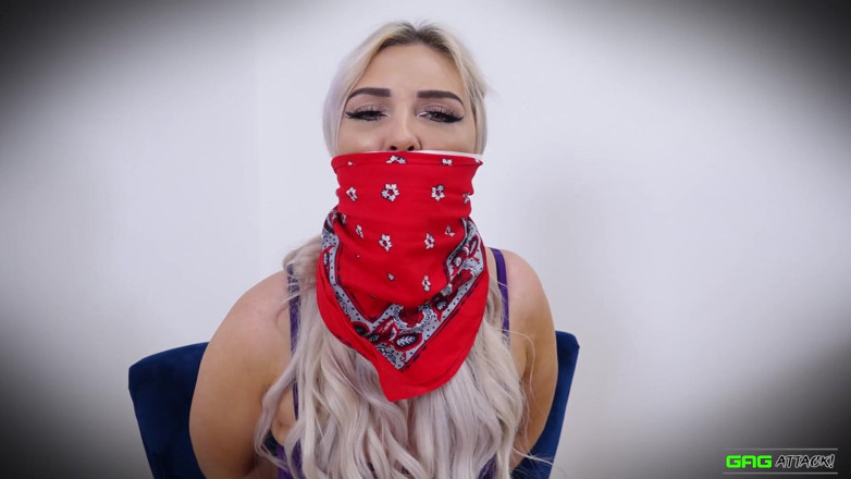 Gag Attack: Roxee- microfoam tape imbavagliata