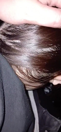 她把我钉在公园里的一棵树上，然后贪婪地吃我的阴户