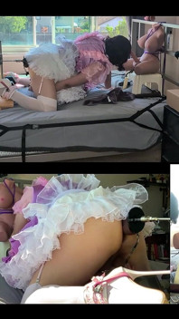 Mucama mariquita de satén rosa es follada por su máquina de follar y juega con su muñeca de juguete sexual