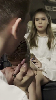 Valeria conduce un'intervista
