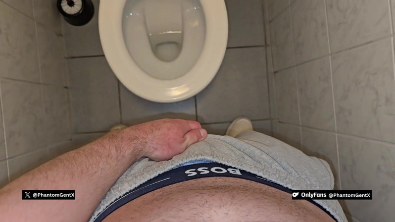 PhantomGentX: Phantomgentx - padrastro peludo atrapado gimiendo fuerte masturbándose en baño público