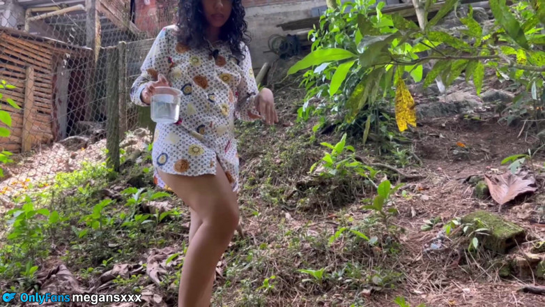 MeGanSxx: Jardinero Me Folla Mientras Mi Marido No Esta En Casa...