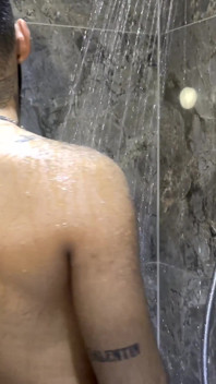 Straight Dom Karim Cums While Getting a Foot Massage