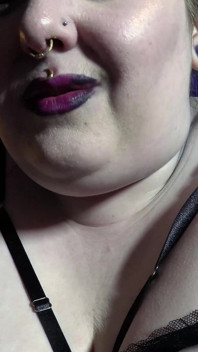 Adore mes seins pendant que je fume