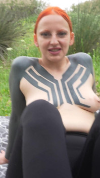 Cuckold-fantasie im park, niki mit einem anderen mann, während er zuschaut