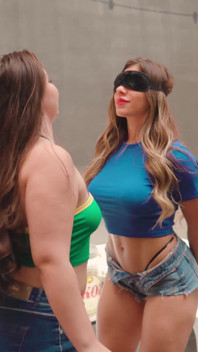 Défi baiser les yeux bandés avec des filles sexy