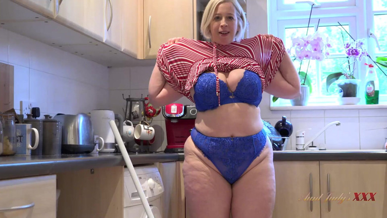 Aunt Judy's XXX: 부엌에서 자지를 빨아주는 뚱뚱한 새엄마 스타 (POV)