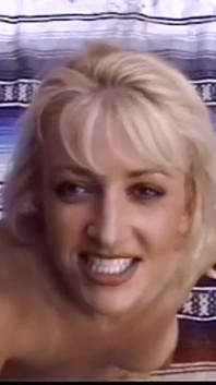 Opuchnięta blondynka
