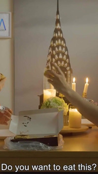 Lina a její nový přítel tráví den doma zkoumáním toho, co si navzájem
