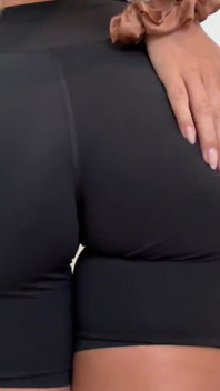 Pukulan pantat besar dalam seluar pendek yoga Lululemon selepas bersenam