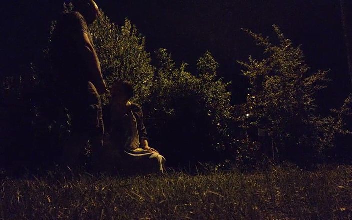 Toilet Mommy: Huren-exhibitionist-ehefrau nimmt pisse in den mund von befahrener straße