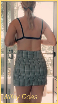 Wifey Flashes Her Perfect Amazing Ass for Enjoyment