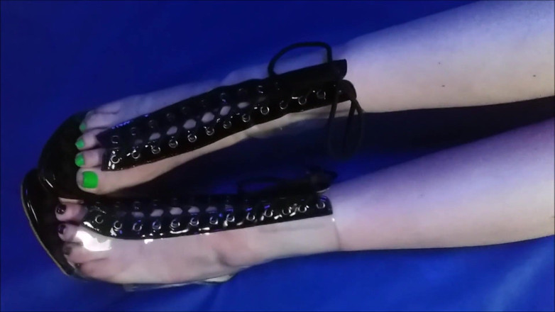 Lynn-Tonic: Aceitando botas de PVC masturbándose