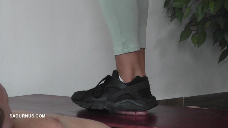 Sadurnus: În timp ce Nomi este la telefon, sclavul are un...