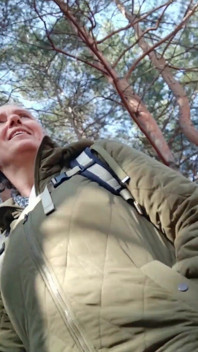 Lukerya está descansando na floresta da primavera
