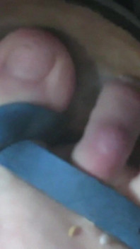 Revving Close up dei miei piedi sandali mentre spingo il gas e rompo i pedali!