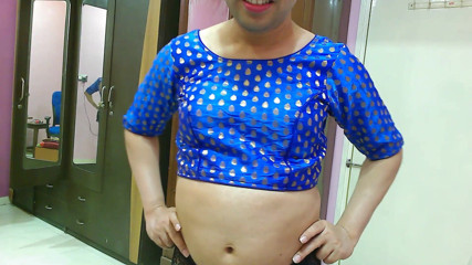 Cute & Nude Crossdresser: Sladký sissy crossdresser femboy sladké lízátko v topu a šortkách.