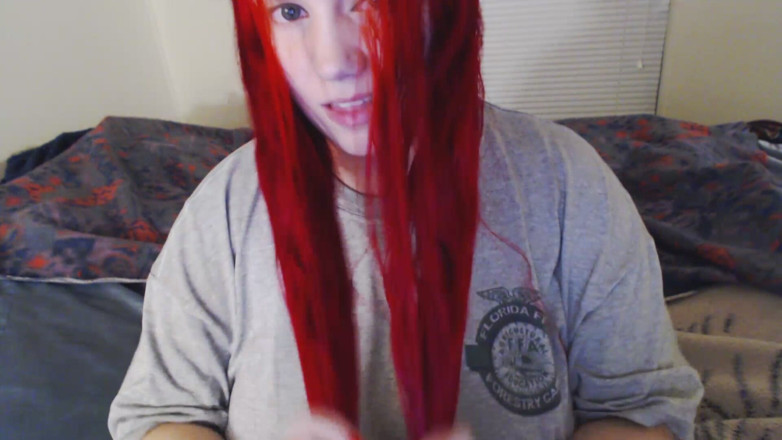 Scarlet Vixen: Uzun kızıl saçımı fırçalıyorum