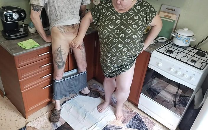 Sweet July: Una donna grassa si masturba il mio cazzo in cucina...
