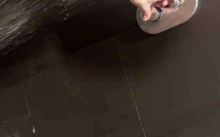 Dirty Dog: 게이 체육관 샤워 라커룸. 내 젖탱이를 만지고.