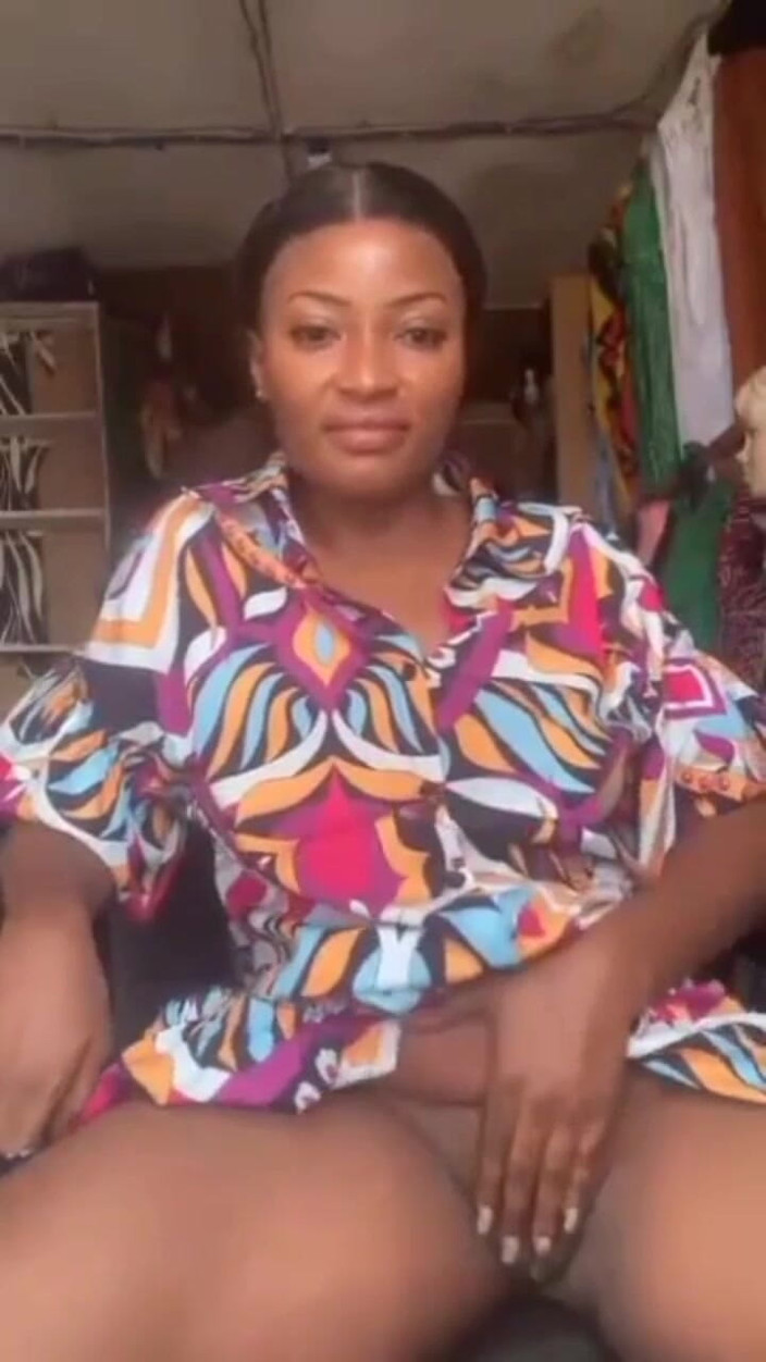 Me and my new slut: 一个饥渴的妈妈在她的商店为她的情人在公共场合自慰