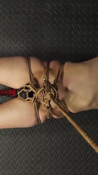 Il suo giocattolo dimenticato: la schiava mila viene allungata e doxy edged (1080p)