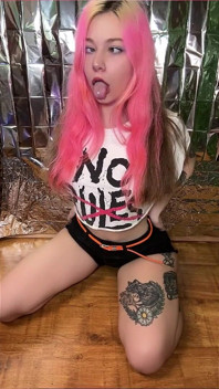 Ahegao menggoda cewek rambut pink