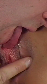 Mogen brunett MILf njuter av sin man med djup oral