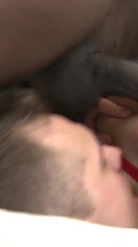 Donkerharige babe in rood kant geniet van een grote zwarte monsterlul terwijl haar man haar poesje likt