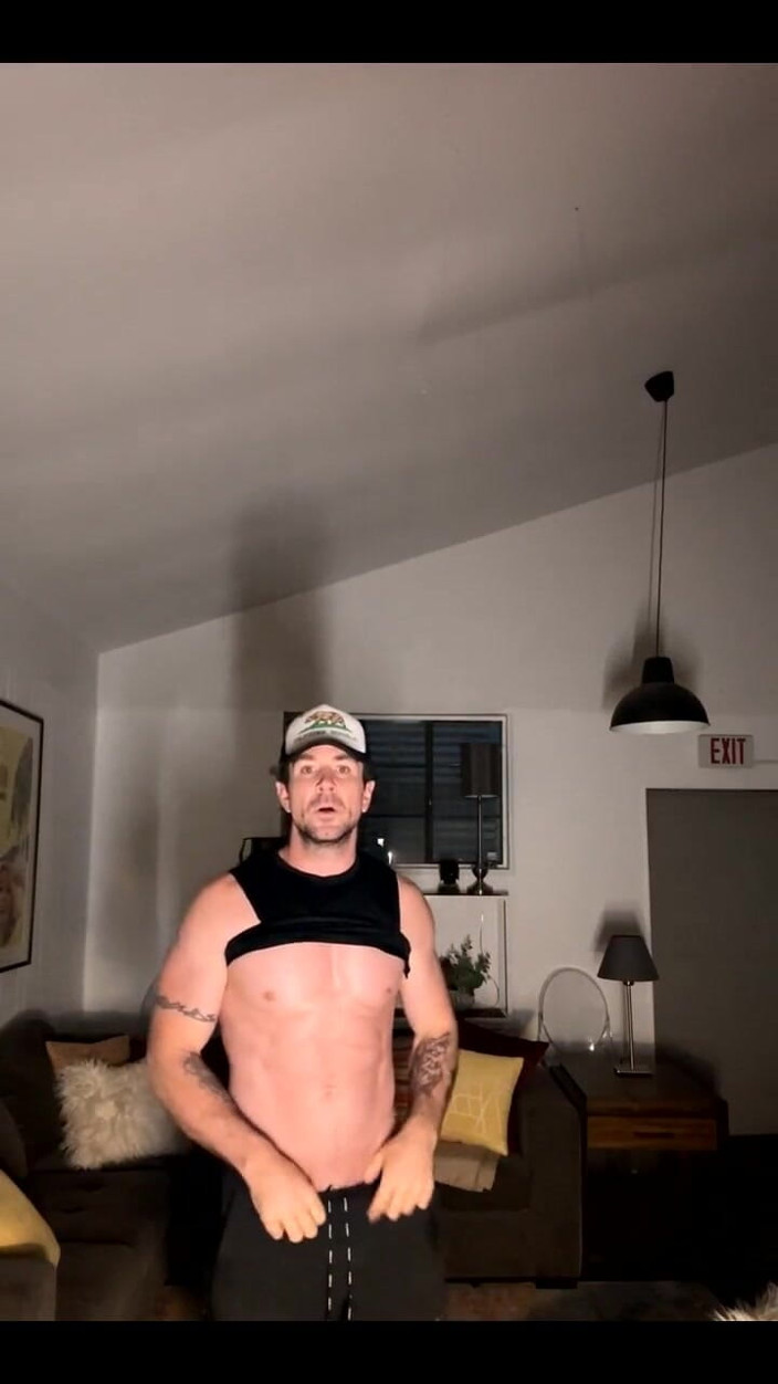Trenton Ducati: Aku lagi asik pamer tubuh aduhainya!
