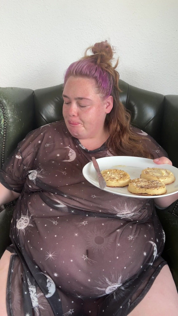 fatemmabbw: Riesige hungrige bBW stopft sich beim frühstück
