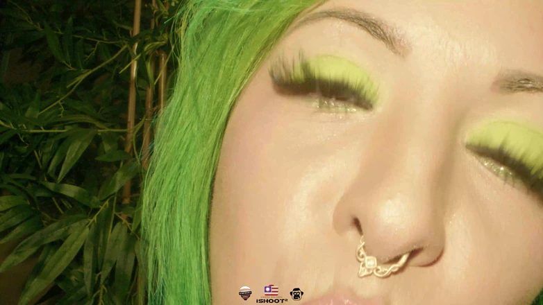 Spanishxbarbiie: Španělská Barbiie miluje černého ptáka