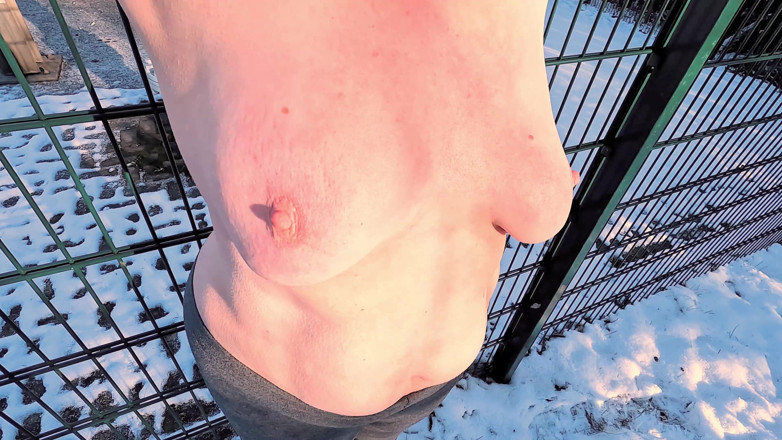 Bouncy Tits Action: 胸の大きい女の子が裸で胸を叩く