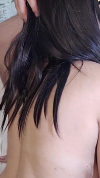 Seorang isteri dan suami biseksual memberi tetamu dan rimming. Mereka makan sperma. Siri 21822