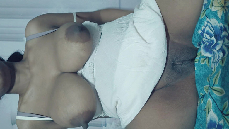 Amit yadav: Bhabhi ngực bự đang làm chủ âm hộ của cô ấy