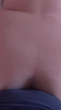 Asstyn Martyn si siede sulla faccia e lecca lo sperma dalle sue enormi tette