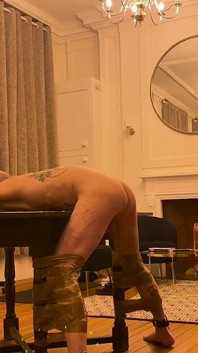 Caning frio e algumas cbt fofas amarradas a uma mesa