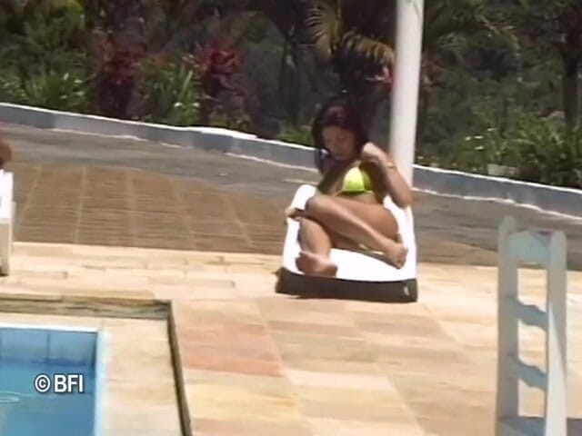 Combat zone transsexual barebacking: Cô ấy nam giới mặc bikini
