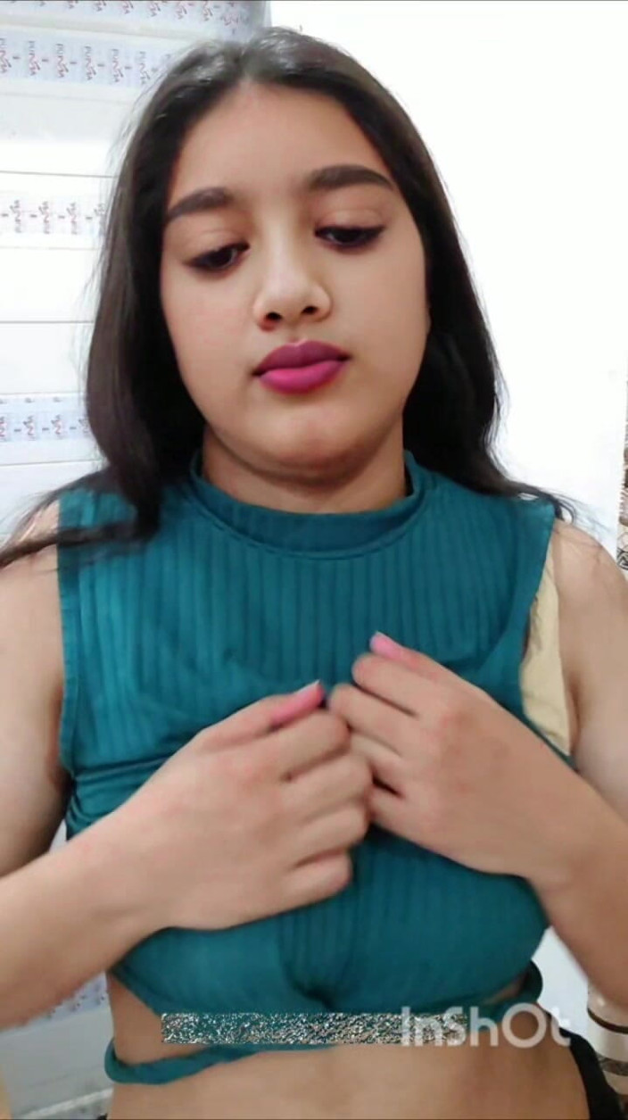 Naughty_Sana: Linda jovencita con sus grandes tetas y su coño apretado