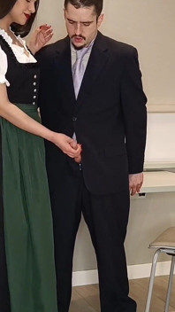 ใส่ชุดเดิร์นเดิลออสเตรียดั้งเดิมแล้วเธอช่วยเขาจับควย