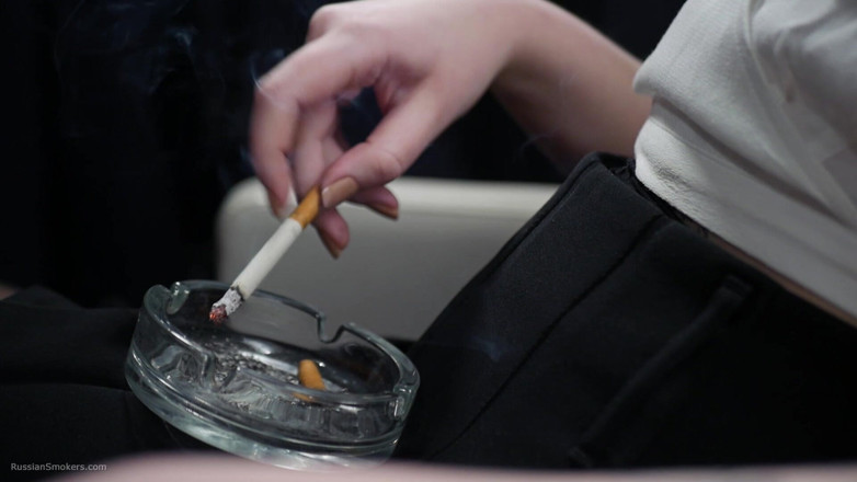 Russian Smokers: Ruská blonďatá kočička kouří v bílé blůze