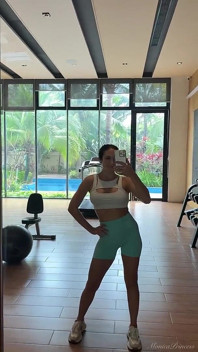Seksi egzersiz, topun üstüne atlama, halka açık bir spor salonunda göğüslerini teşhir ediyor