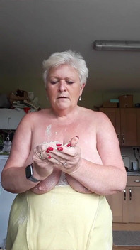 Je me déshabille dans la cuisine