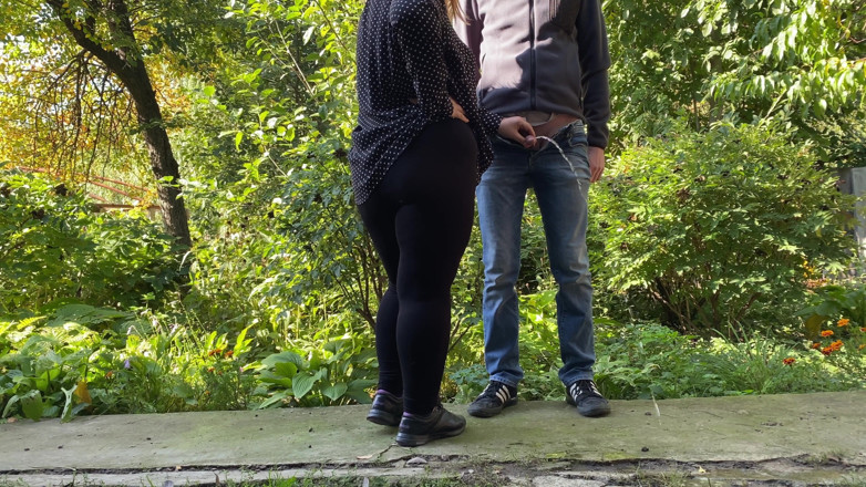 OurFetishLife: Milf mi lízala ptáka venku po chcaní