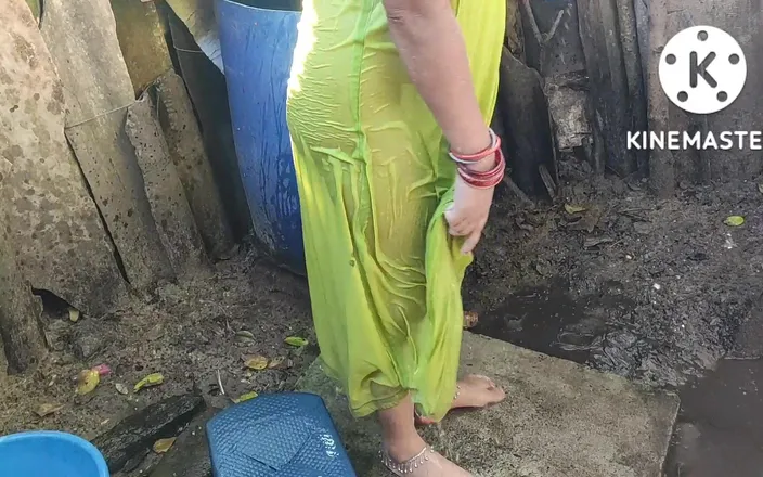 Anita yadav: Indian house wife bathing hot and hot boobs