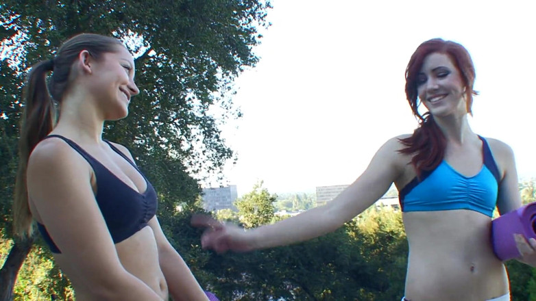 Yoga Lesbian Sessions: 그녀의 여동생을 따먹지 말라는 명령에 불순종하는 Dani Daniels 그리고 그 신선한 보지에 화를 낸다