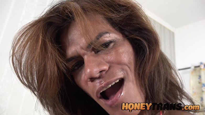 Wonder Shemale: Increíble latina trans Mel Pinheiro se muestra y se masturba