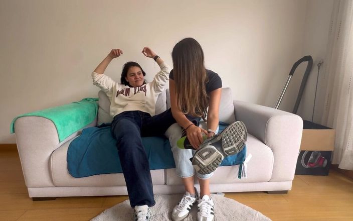 scarlettandc: Ma copine me montre son fétiche en sentant et en...