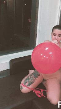 En primer plano - 2p 18 pulgadas globo rojo gigante + desnudo hitachi