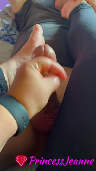 Istri super semok ini lagi asik ngocok kontol istrinya sampai dicrot di dalam - pov